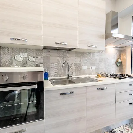 10 Minuti A Piedi Dal Mare, Grande Terrazza Con Ombrellone Apartment *