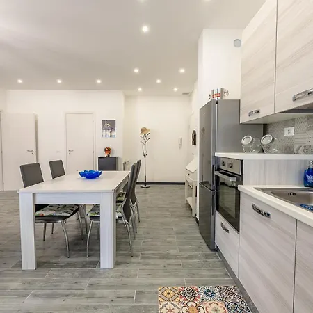 Apartment 10 Minuti A Piedi Dal Mare, Grande Terrazza Con Ombrellone *
